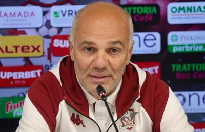 Fără Șumudică la conferință, Cristi Petre a dezvăluit ce se întâmplă cu antrenorul: „E dărâmat, abia aștept să plecăm”