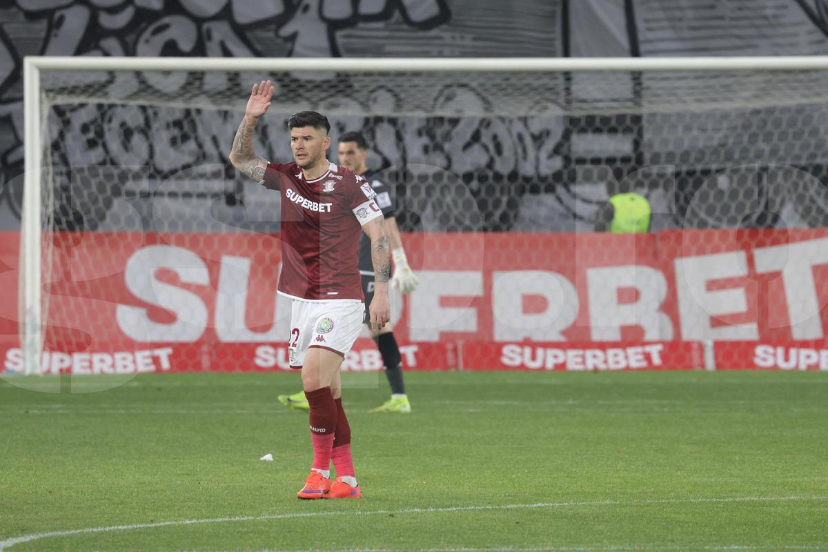 Fotbalistul Rapidului, criticat vehement în direct: „E jumătate de jucător, nu poți să-ți permiți!”