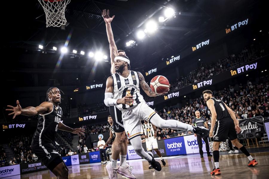 Zavier Simpson, prestații excelente în duelurile cu CS Vâlcea 1924/Foto: Manases Sandor (u-bt.basketball) U-BT Cluj-Napoca, la un pas de a 5-a finală consecutivă » Mihai Silvășan, iritat după meci: „Chiar habar n-am cum să-ți răspund la întrebarea asta”