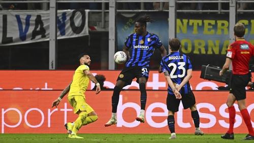 Balonul lovește brațul lui Bisseck, iar arbitrul, sesizat de VAR, va acorda penalty pentru Lazio