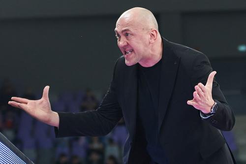 Nebojsa Vidic, antrenorul echipei de baschet FC Argeș, a catalogat drept „jenantă” prestația elevilor lui din primul meci al seriei cu CS Rapid, pierdut 61-64.
