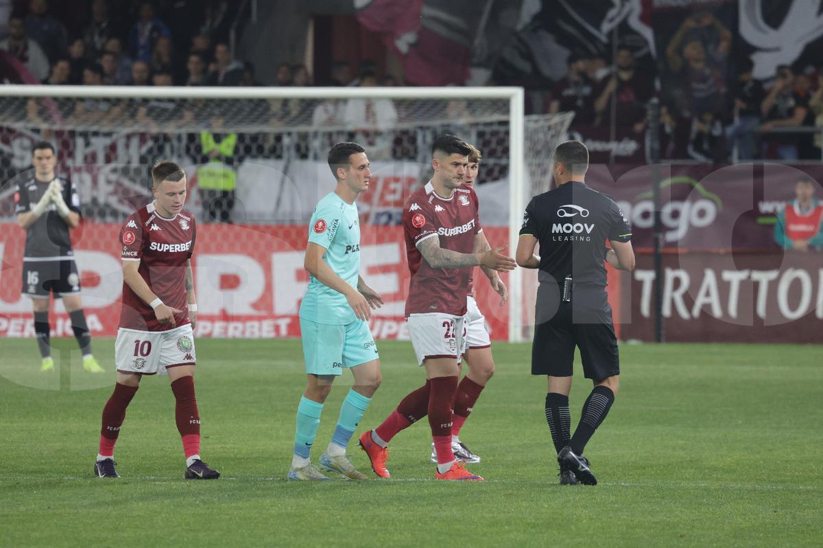 Momentul ieșirii lui Cristi Săpunaru de pe teren, la ultimul meci la Rapid/ foto: Ionuț Iordache (GSP)