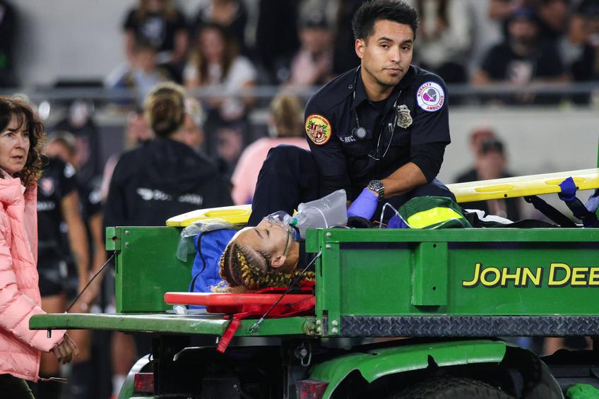 Savy King s-a prăbușit pe teren . foto: Imago