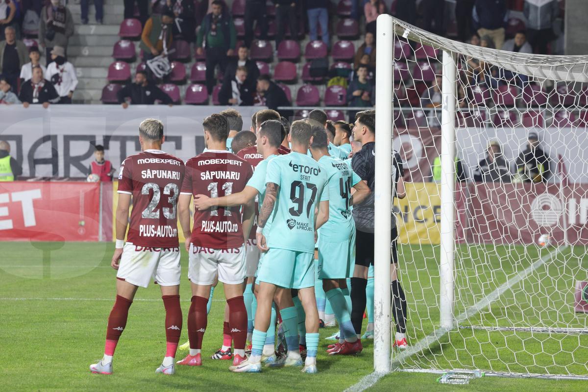 Fotbalistul Rapidului, criticat vehement în direct: „E jumătate de jucător, nu poți să-ți permiți!”