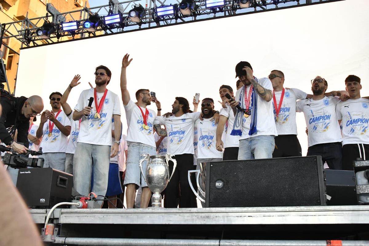 Campionii de la Craiova au imitat trendul cu ochelarii de soare