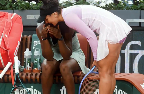 După ce s-a impus în turul inaugural al calificărilor pentru Roland Garros, Bianca Andreescu (25 de ani, 160 WTA) a făcut un gest frumos pentru Daphnee Mpetshi Perricard (17 ani, 811 WTA), adversara ei, care izbucnise în lacrimi la finalul jocului.