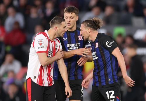 Taylor Harwood-Bellis (Southampton), în duel cu Luke Ayling (Middlesbrough) la returul semifinalei play-off-ului Championship / Foto: GettyImages