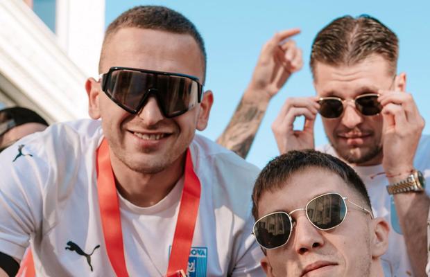 Trendul campioanelor europene a ajuns și la Craiova! Accesoriul „obligatoriu” la petrecerile de titlu