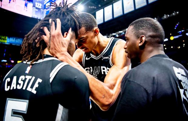 Condusă de un Victor Wembanyama uluitor, San Antonio Spurs reușește surpriza în primul meci al finalei conferinței de vest din NBA