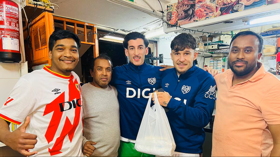 Foto: AS.com Andrei Rațiu, gest viral în Spania: a intrat să cumpere kebab, dar a sfârșit prin a da de băut la toată lumea