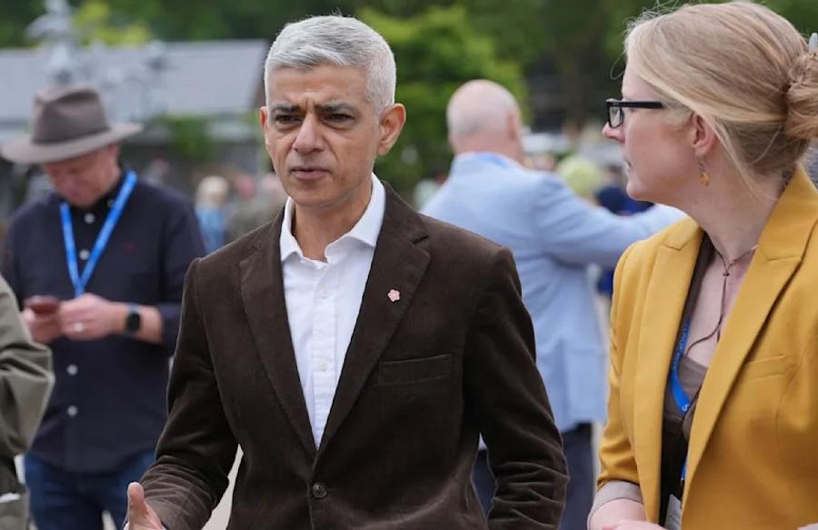 Primarul Londrei, Sadiq Khan Primarul Londrei îi amenință pe fanii echipei lui Radu Drăgușin: „O să plătiți dacă Tottenham se salvează!”