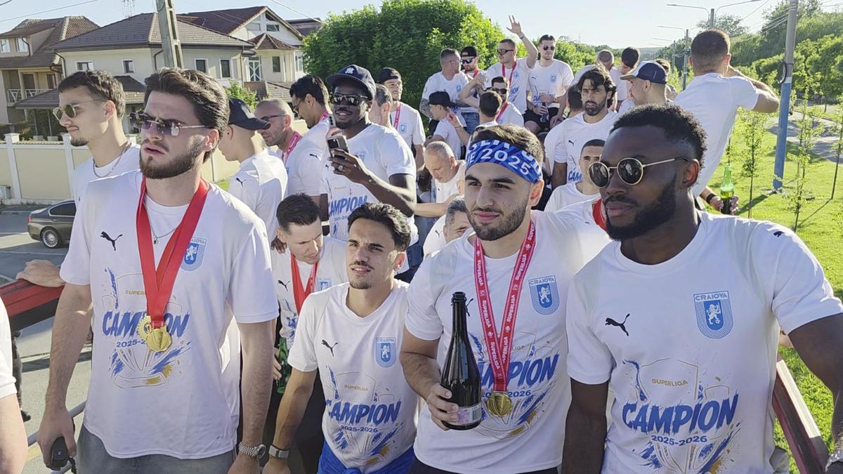 Campionii de la Craiova au imitat trendul cu ochelarii de soare