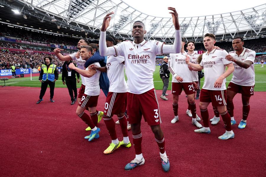 Jucătorii lui West Ham au sărbătorit degeaba golul egalizator marcat cu Arsenal pe London Stadium, anulat cu VAR / Foto: GettyImages Primarul Londrei îi amenință pe fanii echipei lui Radu Drăgușin: „O să plătiți dacă Tottenham se salvează!”
