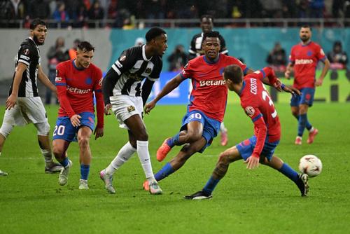 Dennis Politic (stânga), FCSB // FOTO Imago Images