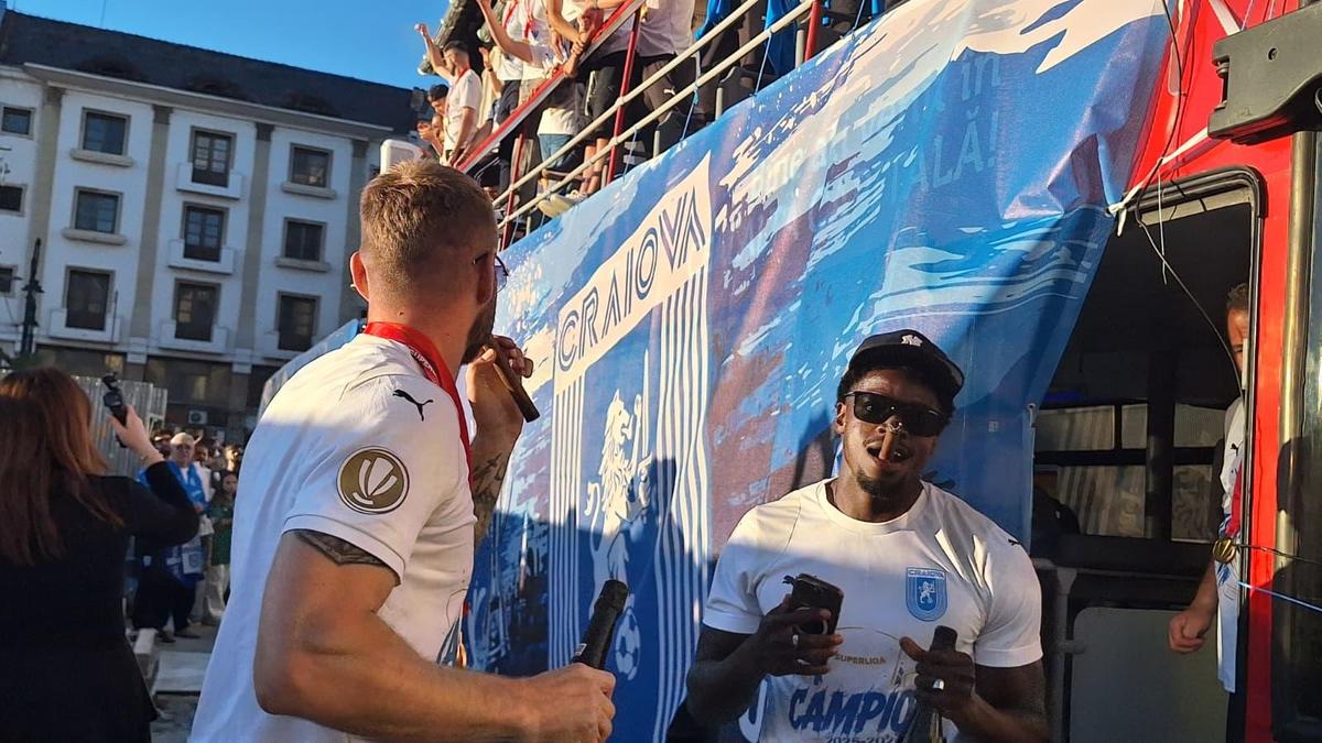 Campionii de la Craiova au imitat trendul cu ochelarii de soare