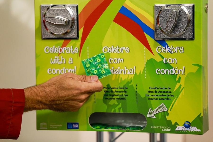 Automat de prezervative la Jocurile Olimpice de la Rio din 2016. FOTO: Guliver/Getty Images Paradox la Jocurile Olimpice » 160.000 de prezervative distribuite, dar sportivii au fost sfătuiți să nu le folosească!
