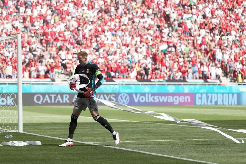 Peter Gulacsi a adunat hârtia igienică aruncată de suporeri pe gazon // foto: Guliver/gettyimages