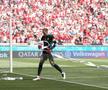 Peter Gulacsi a adunat hârtia igienică aruncată de suporeri pe gazon // foto: Guliver/gettyimages