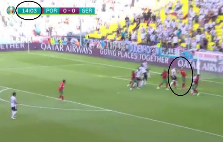 1. Cristiano Ronaldo respinge din propriu careu // foto: captură PRO TV
