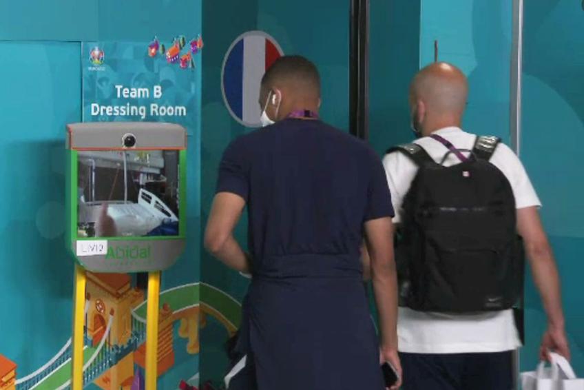 Kylian Mbappe, în drum spre vestiare // foto: Twitter @ OGambling