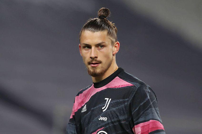 Juventus insistă pentru transferul Manuel Locatelli (23 de ani), senzația Italiei de la Euro 2020. Sassuolo ar urma să primească 30 de milioane de euro și pe românul Radu Drăgușin (19 ani).