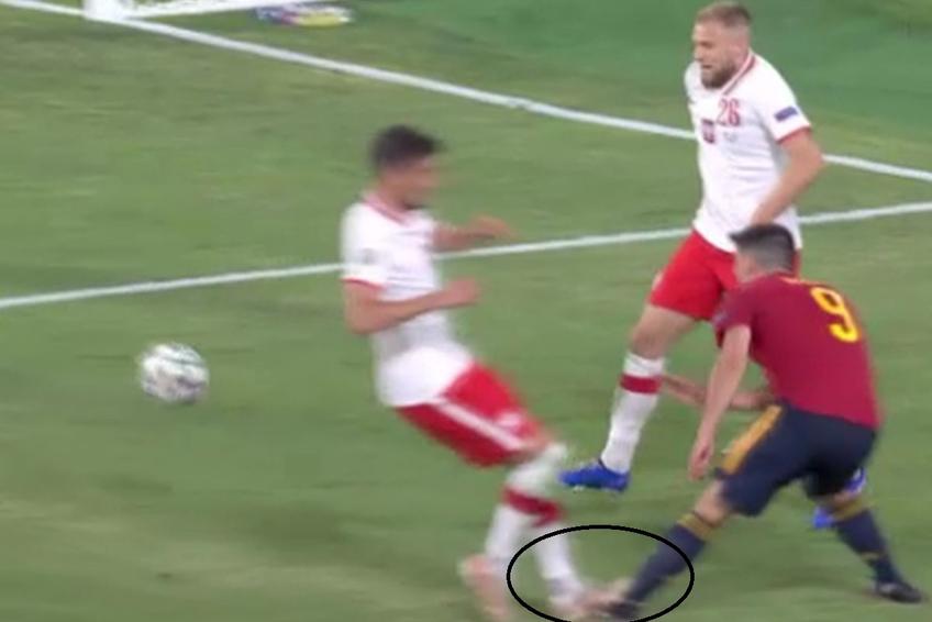 Gerard Moreno, călcat pe gleznă de mijlocașul Jakub Moder