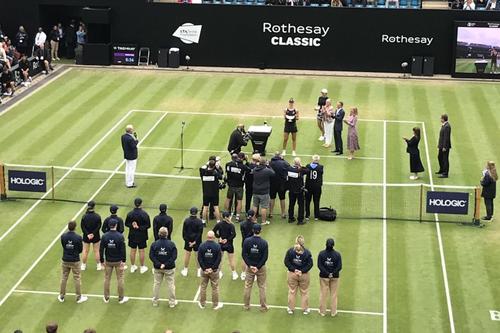 Chinezoaica Shuai Zhang (33 de ani, 54 WTA) a abandonat în primul set al finalei de la Birmingham, în fața lui Beatriz Haddad Maia (26 de ani, 32 WTA). Scorul în acel moment era 5-4 pentru braziliancă.