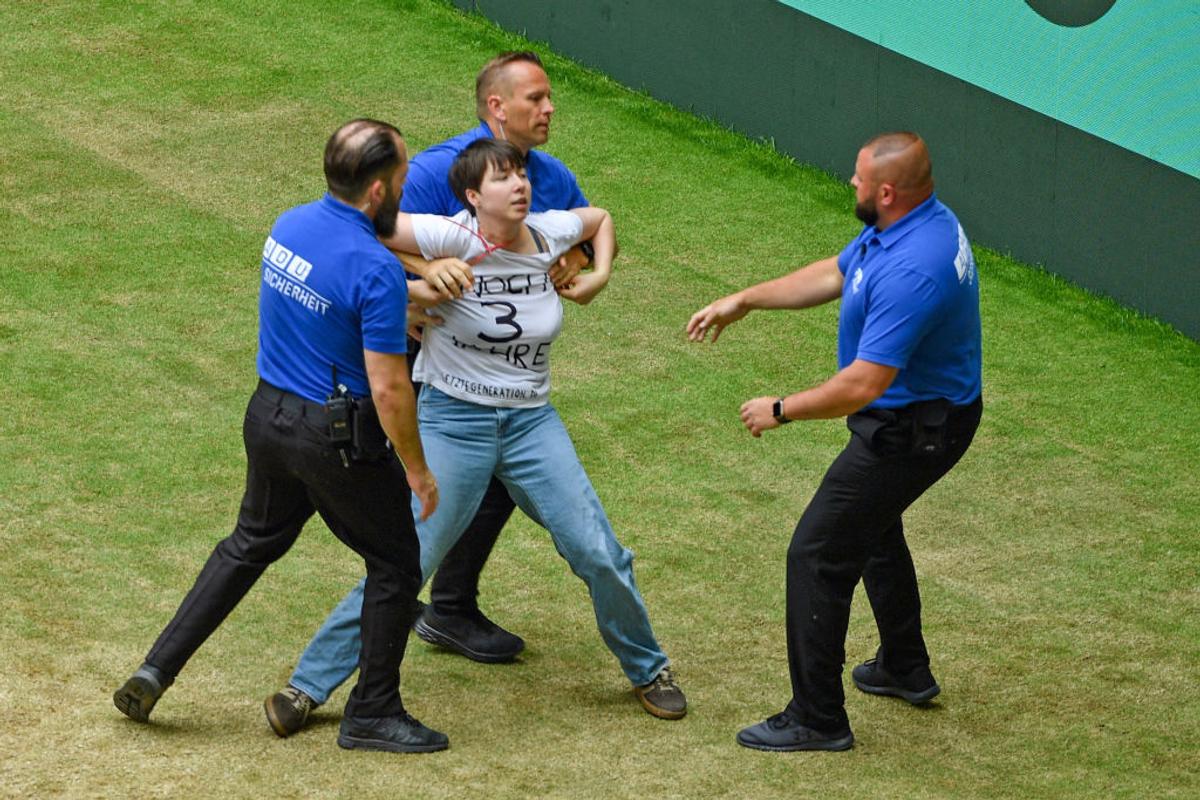 Cătușe pe teren în timpul finalei de la Halle » Scene incredibile în fața liderului mondial și a peste 10.000 de fani