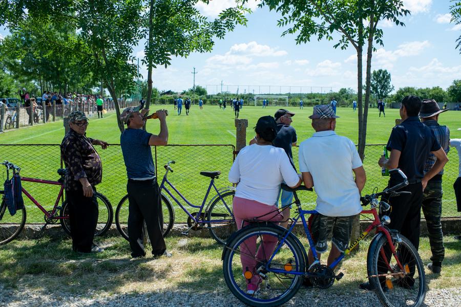 Cu mic cu mare, pe bicicletă la derby-ul promovării din Liga 5 GSP a asistat la promovarea lui ACS Miroși! Sărbătoare cu alarma antiaeriană și cu o armă cu capse: „Îl împuşc pe Putin, că mi-a scumpit berea şi ţigările