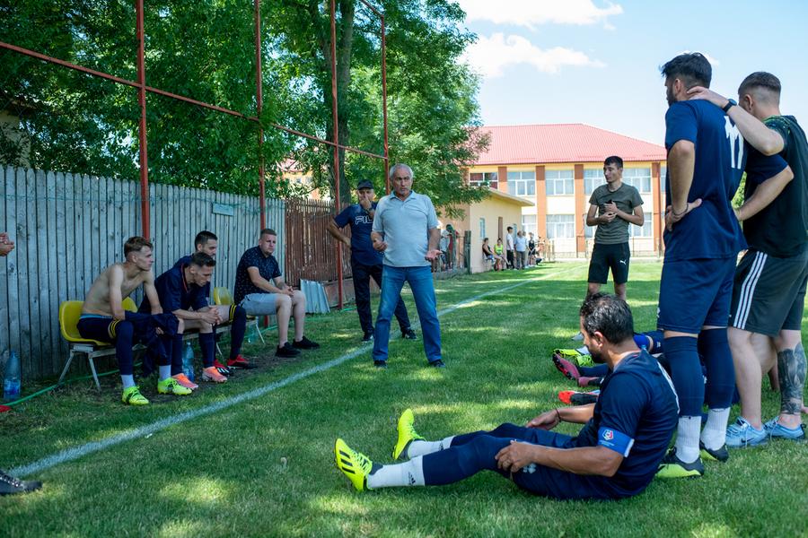 Primarul Marin Niță, sfaturi pentru jucători în pauza meciului GSP a asistat la promovarea lui ACS Miroși! Sărbătoare cu alarma antiaeriană și cu o armă cu capse: „Îl împuşc pe Putin, că mi-a scumpit berea şi ţigările