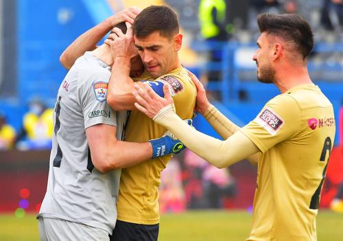 Mihai Popa, felicitat de coechipieri, FOTO: Imago