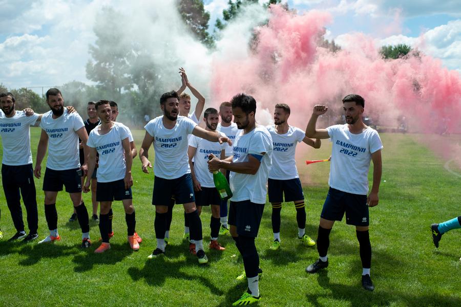 Promovarea în Liga 4 a fost sărbătorită cu șampanie GSP a asistat la promovarea lui ACS Miroși! Sărbătoare cu alarma antiaeriană și cu o armă cu capse: „Îl împuşc pe Putin, că mi-a scumpit berea şi ţigările