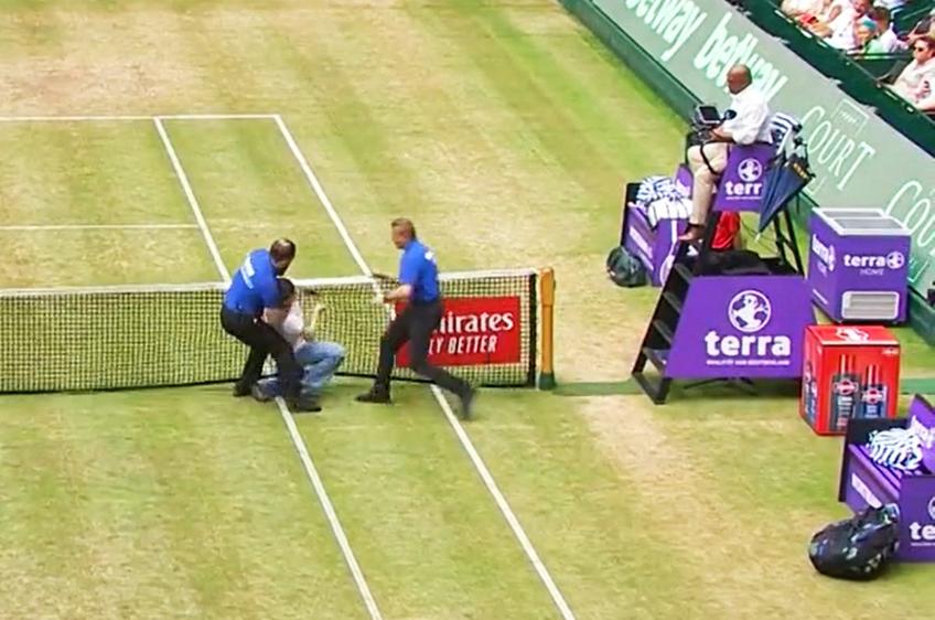 Polonezul Hubert Hurkacz (25 de ani, 12 ATP) l-a învins pe Daniil Medvedev (26 de ani, 1 ATP) în finala de la Halle, scor 6-1, 6-4. Meciul a avut un moment tensionat, când o femeie a încercat să se lege de fileu.