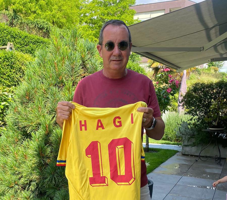 Bregy cu tricoul lui Hagi, în curtea casei sale de pe malul lacului Zurich Omul care a condus Elveția la incredibilul 4-1 cu România de la World Cup ‘94: „Am și acum tricoul lui Hagi, ceva extraordinar pentru un biet jucător elvețian”