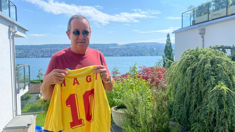 Bregy cu tricoul lui Hagi, în curtea casei sale de pe malul lacului Zurich Omul care a condus Elveția la incredibilul 4-1 cu România de la World Cup ‘94: „Am și acum tricoul lui Hagi, ceva extraordinar pentru un biet jucător elvețian”