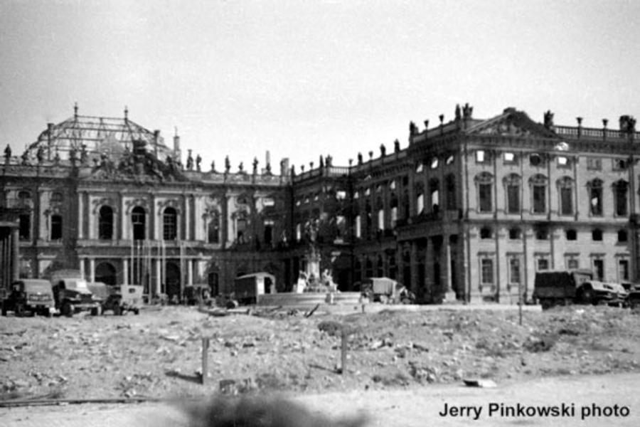 Imagine din 1945 Pe urmele lui Napoleon » Dormitorul lui Bonaparte din palatul somptuos din Wurzburg, păstrat în starea lui originală