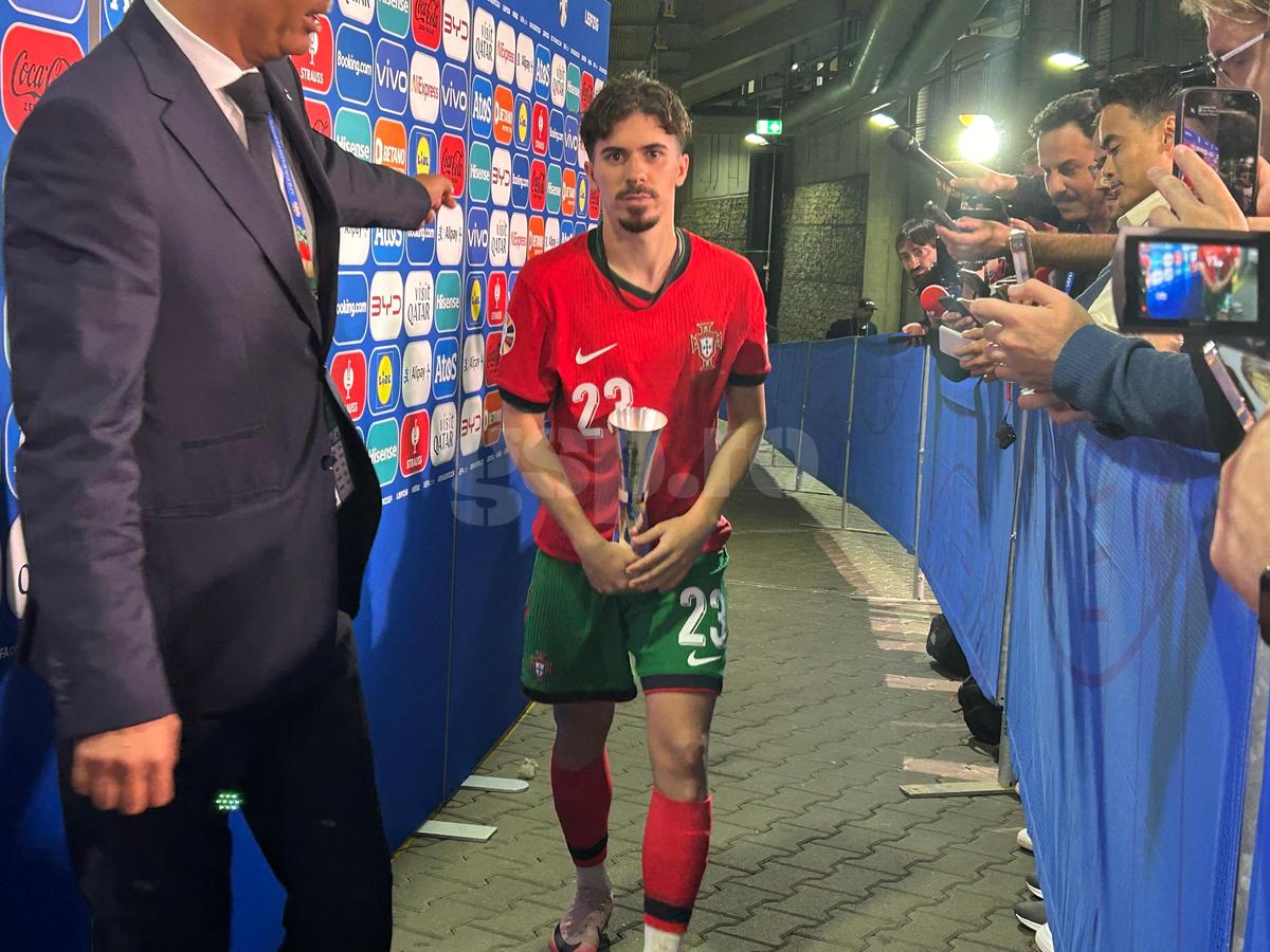 Ales „omul meciului” Portugalia - Cehia, Vitinha a venit la interviuri cu trofeul în brațe