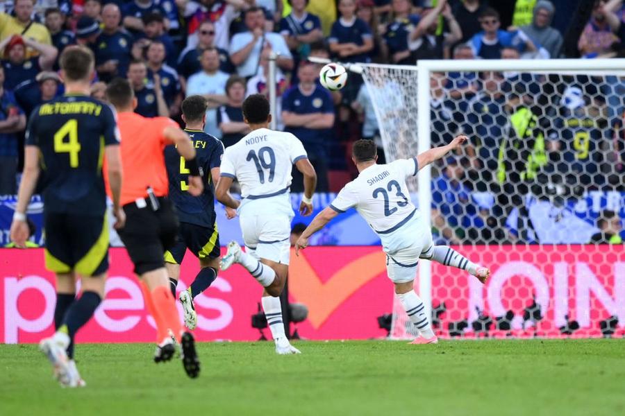 Mingea trimisă de Shaqiri s-a oprit în vinclu/ FOTO: Guliver/GettyImages Ronaldo nu va dori să vadă asta » Două borne incredibile atinse de Shaqiri în Scoția - Elveția