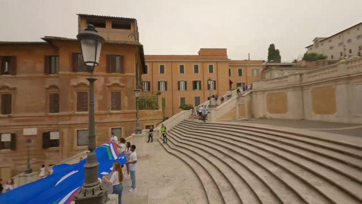 Tricou imens al naționalei Italiei în Piazza di Spagna