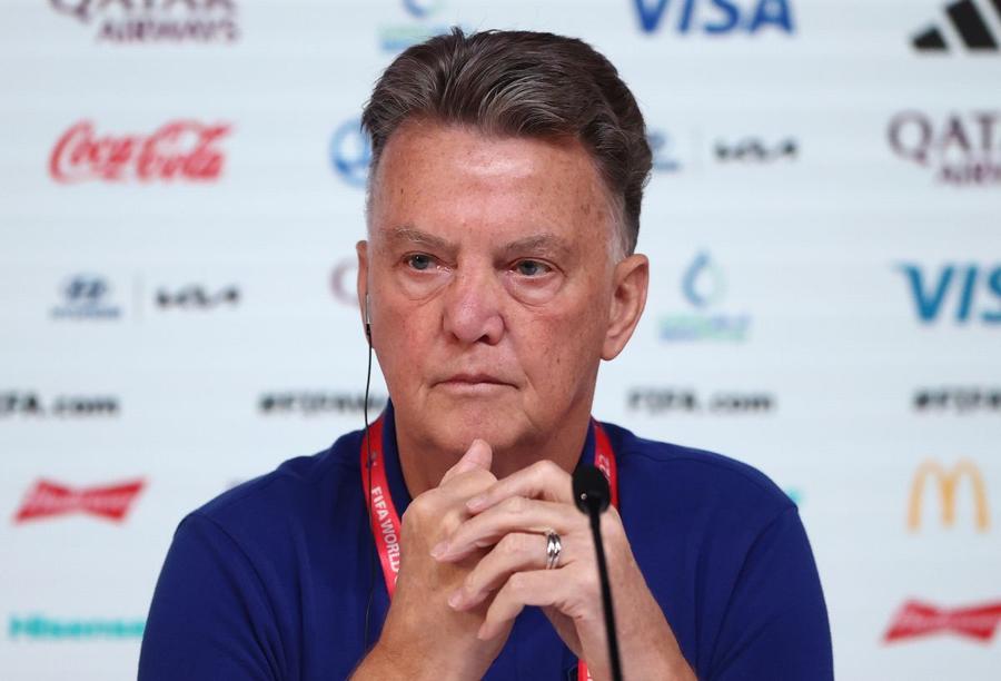 Așa arăta Luis van Gaal la una dintre conferințele de presă susține pe perioada CM 2022 din Qatar / Foto: GettyImages Louis van Gaal, dezvăluiri înfiorătoare: „Te lupți cu el, dar eu deja m-am obișnuit cu moartea. Tatăl meu s-a stins așa, soția mea și toți frații mei de asemenea!