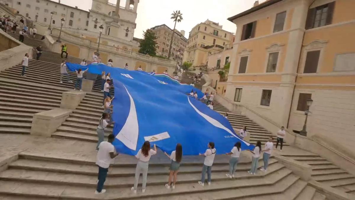 Tricoul imens al squadrei azzurra a fost întins în Piazza di Spagna, înaintea derby-ului cu naționala iberică