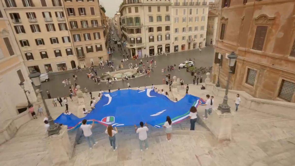 Tricou imens al naționalei Italiei în Piazza di Spagna