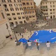 Un tricou al naționalei Italiei de 15 metri lungime întins în Piazza di Spania