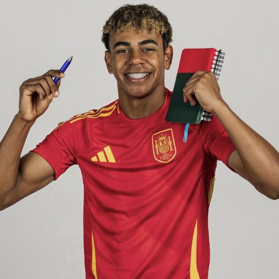 Studiosul Lamine Yamal se apleacă spre teme între meciurile de la Euro 2024 / Foto: X SeFutbol Fenomenalul licean și-a luat tableta pentru a face temele în Germania! „Cred că profesorii se uită la meciurile mele și mă susțin. Sper să nu mă pice la examen!”