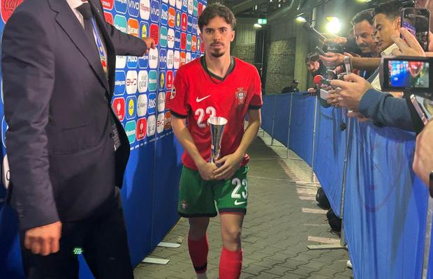 Ales „omul meciului” Portugalia - Cehia, a venit la interviuri cu trofeul în brațe
