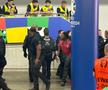 Speed și echipa lui, escortați spre curtea stadionului // foto: GSP