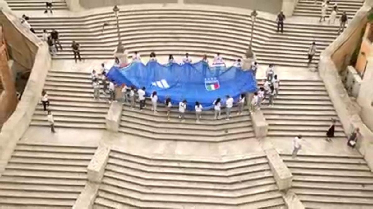 Tricoul imens al squadrei azzurra a fost întins în Piazza di Spagna, înaintea derby-ului cu naționala iberică