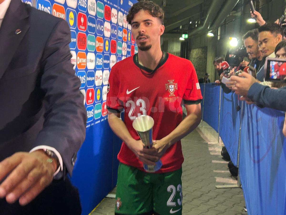 Ales „omul meciului” Portugalia - Cehia, Vitinha a venit la interviuri cu trofeul în brațe
