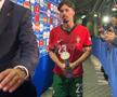 Ales „omul meciului” Portugalia - Cehia, a venit la interviuri cu trofeul în brațe