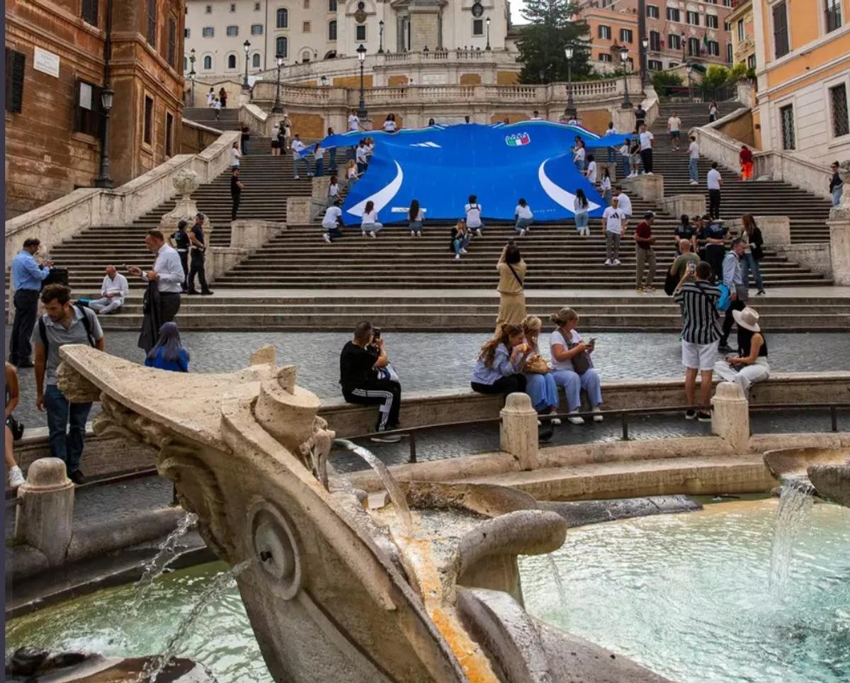 Tricoul imens al squadrei azzurra a fost întins în Piazza di Spagna, înaintea derby-ului cu naționala iberică